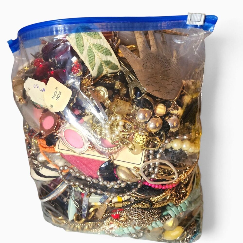 10 LB Unsorted Estate Costume Jewelry Lot Wearable Craft Repair Vintage to Now - Picture 7 of 10
